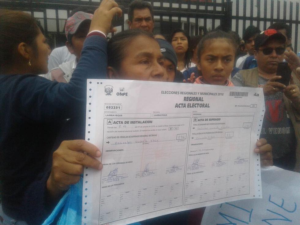 Pobladores de Mochumí protestan y exigen nulidad de elecciones (FOTOS Y VIDEO)