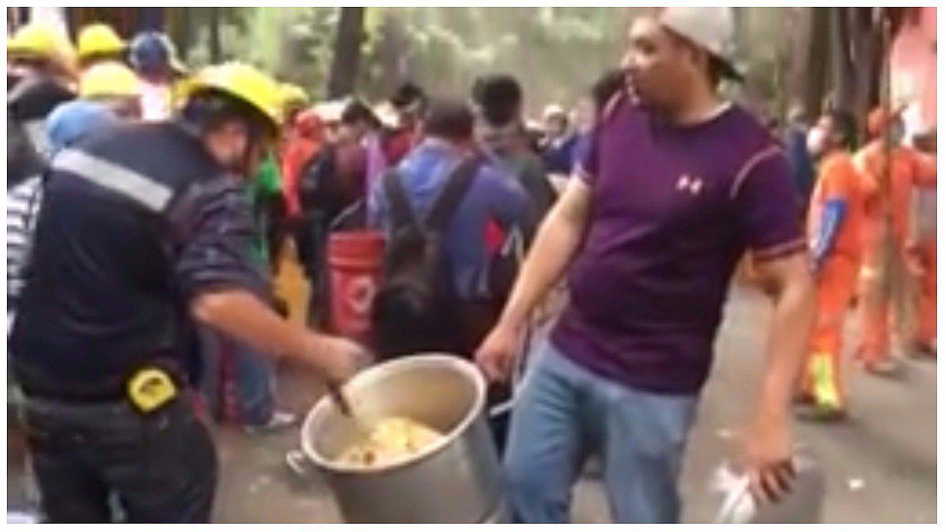 Terremoto en México: Humilde vendedor de tamales regaló sus productos a rescatistas (VIDEO)