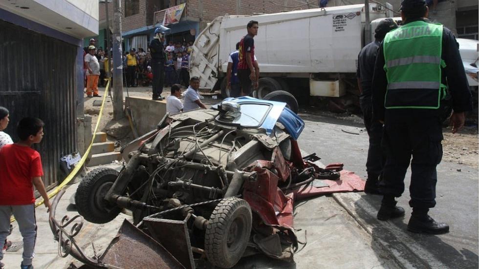 Hombre queda atrapado tras choque de camión de basura contra dos mototaxis y auto