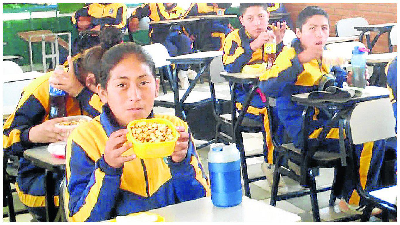 ​Con queso y cancha serrana escolares  enfrentan el cansancio (VIDEO)