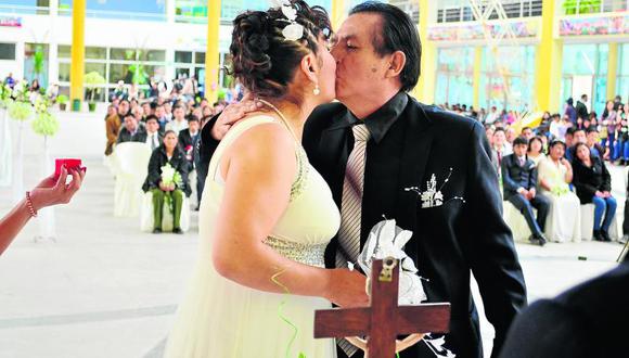 Matrimonio masivo de Huancayo se realizó con 50 parejas