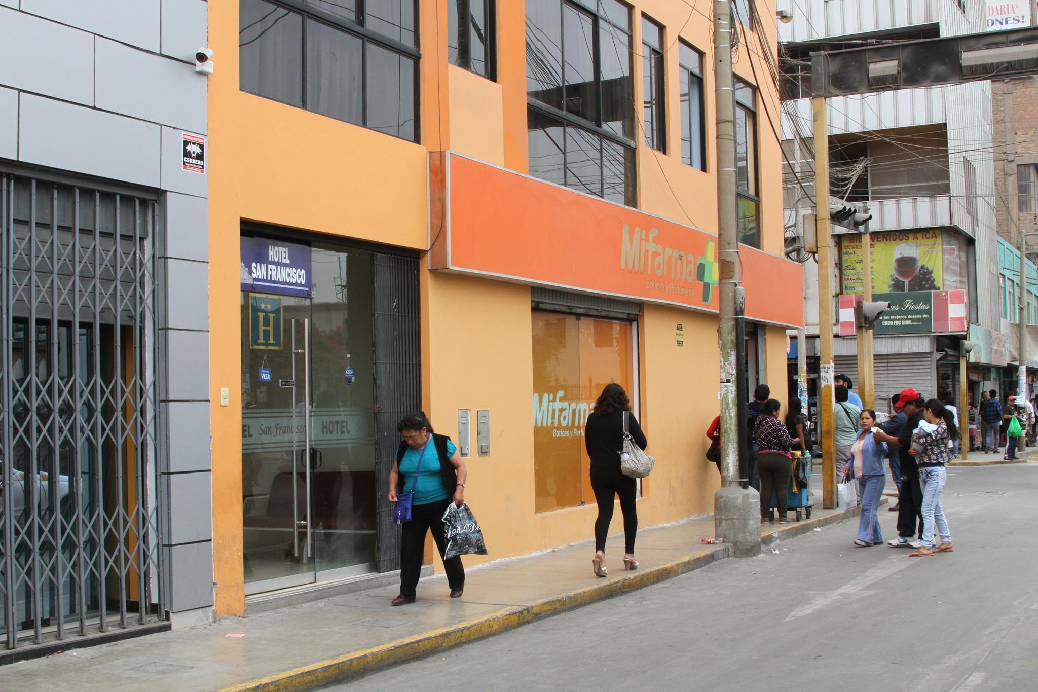 Hacen un forado y roban S/. 100 mil de botica Mifarma 