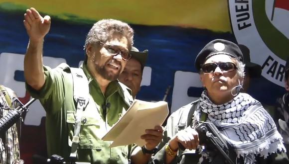 Esta captura de TV tomada de YouTube y publicada el 29 de agosto de 2019 muestra al excomandante de alto rango del disuelto grupo del ejército rebelde de las FARC en Colombia, Iván Márquez (izquierda). / AFP.