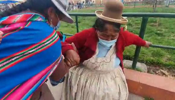 Entre lágrimas, Lucia Velarde Mestas señala que fue agredida físicamente por su nieto de nombre Danta Vilca Casquino (35), hecho que habría ocurrido en la jurisdicción del distrito de Caracoto, en San Román.