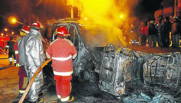 Turba incendia minivan que minutos antes impactó contra una mototaxi