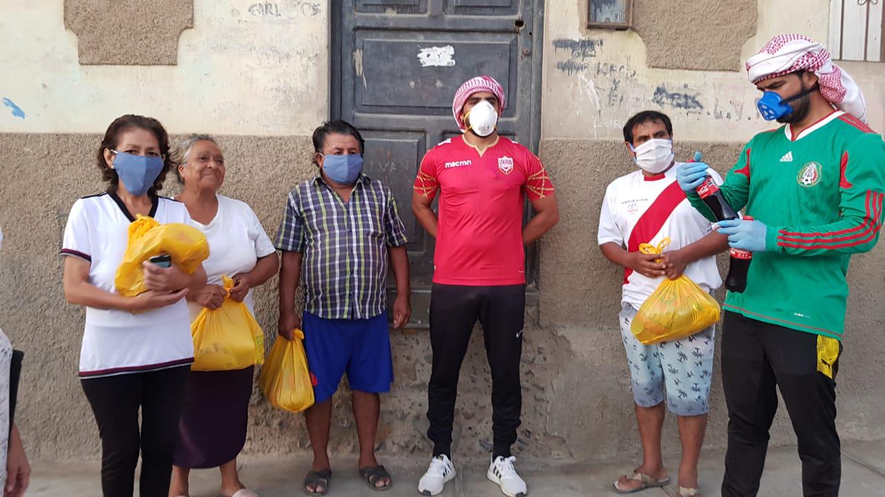 La Libertad. El árabe entregó bolsas en cinco sectores de Alto Roma. (GEC)