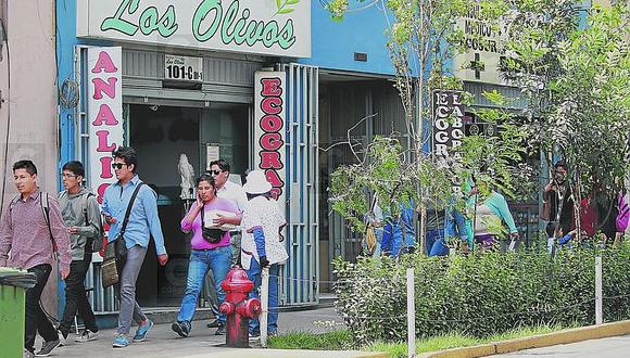 ¿Quién inspecciona los servicios de salud en Arequipa que funcionan con jaladores?