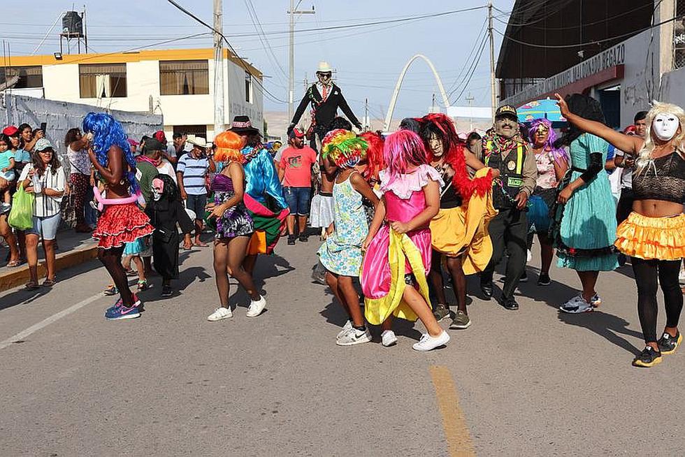 "Huachanacos" despidieron carnavales en Camaná(FOTOS)