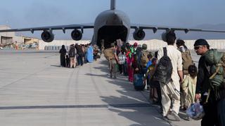 Afganistán: unas 200 personas evacuadas de Kabul en el primer vuelo tras retirada de EE.UU.