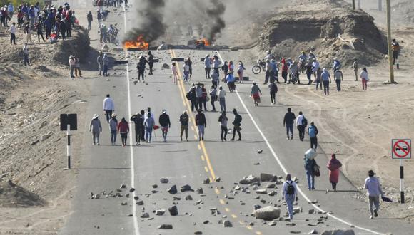 Los manifestantes realizan bloqueos en carreteras de regiones como Arequipa, lo que impide el tránsito de vehículos de carga pesada. (Foto de Diego Ramos / AFP)