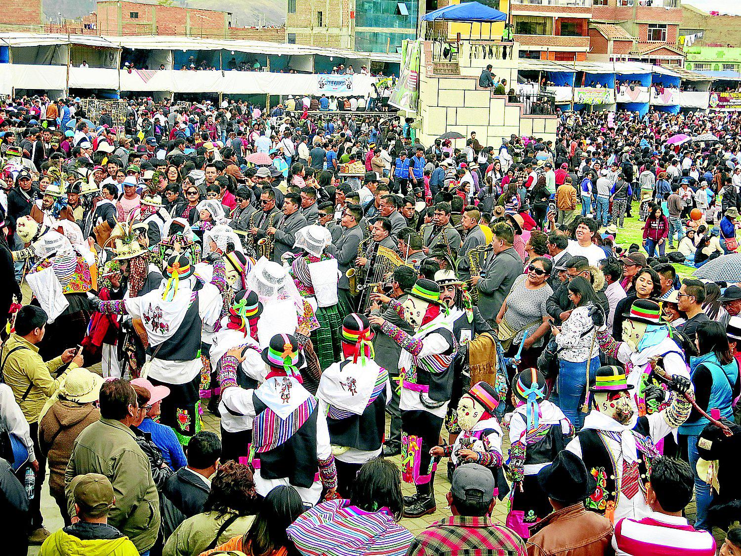 Danzantes deleitan a 50 mil turistas que llenan plaza de Jauja en fiesta tunantera