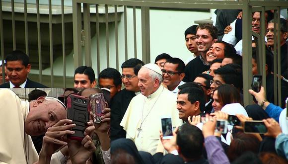 ​Papa Francisco se tomó selfies con la población (VIDEO y FOTOS)