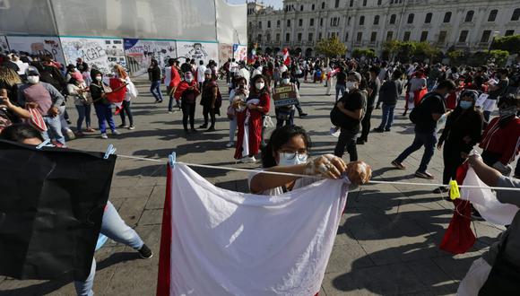 Ciudadanos lavaron y agitaron bandera nacional gritando "¡Perú te quiero, por eso te defiendo!"