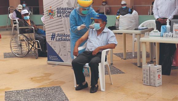 El primero en ser inmunizado en Trujillo fue Juan Lau (83), quien venció al coronavirus luego de estar internado en el Hospital de Alta Complejidad Virgen de la Puerta.