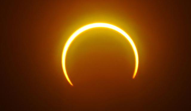 La luna se mueve frente al sol en un raro eclipse solar de "anillo de fuego" visto desde la isla Balut, provincia de Saraggani, en la isla meridional de Mindanao. (Foto: AFP)