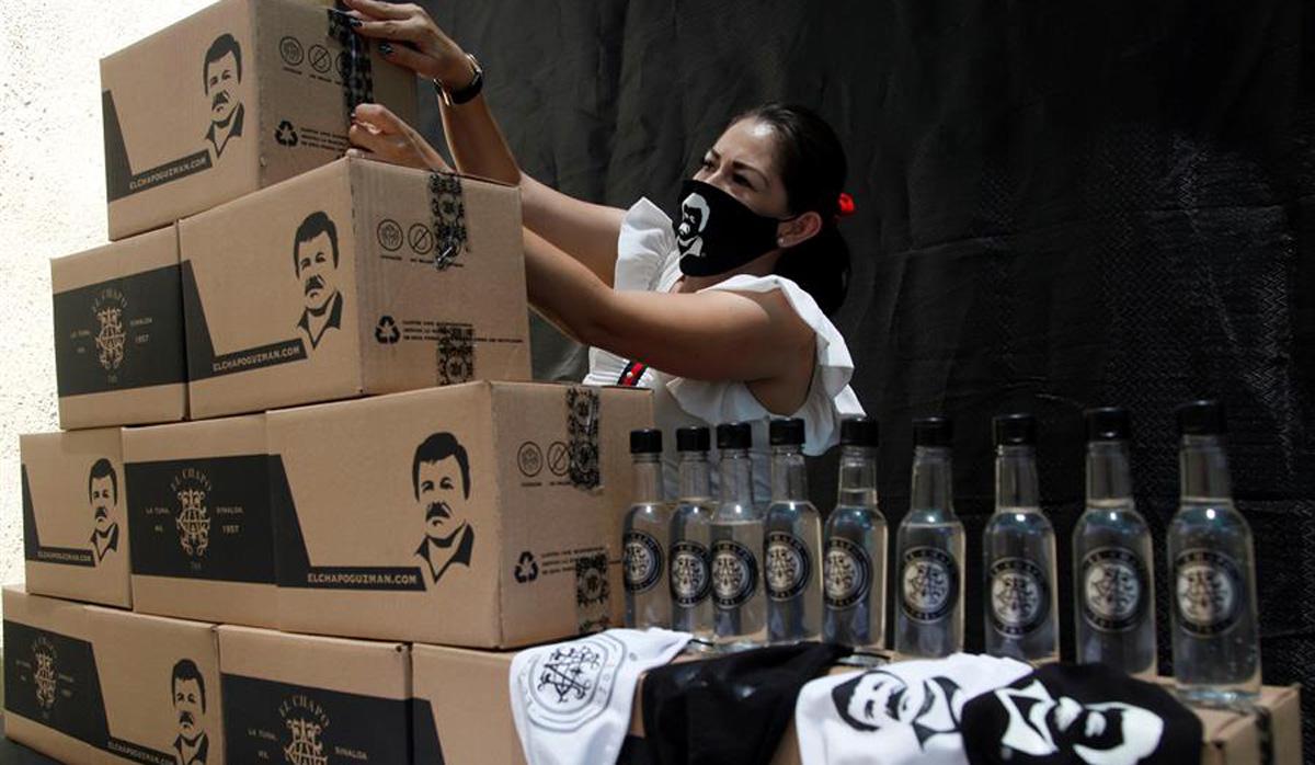Alejandrina Guzmán, hija de Joaquín "El Chapo" Guzmán, regaló en los últimos días despensas con el nombre e imagen del narcotraficante a adultos mayores que están aislados en sus casas para evitar contagios del coronavirus SARS-CoV-2 (causante de la enfermedad del COVID-19), en la ciudad mexicana de Guadalajara. (Foto: EFE/Francisco Guasco)