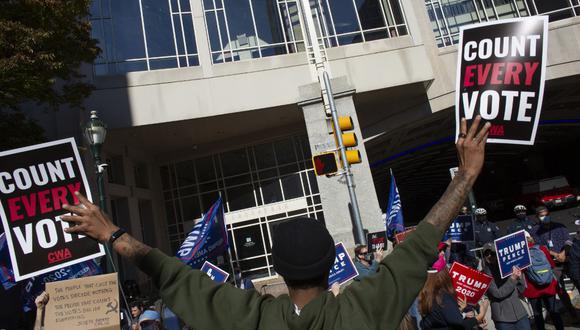 Manifestantes protestan frente al Centro de Convenciones de Pensilvania, en Filadelfia. Pensilvania continúa contando los votos de las elecciones del 3 de noviembre. (Foto de Kena Betancur / AFP)