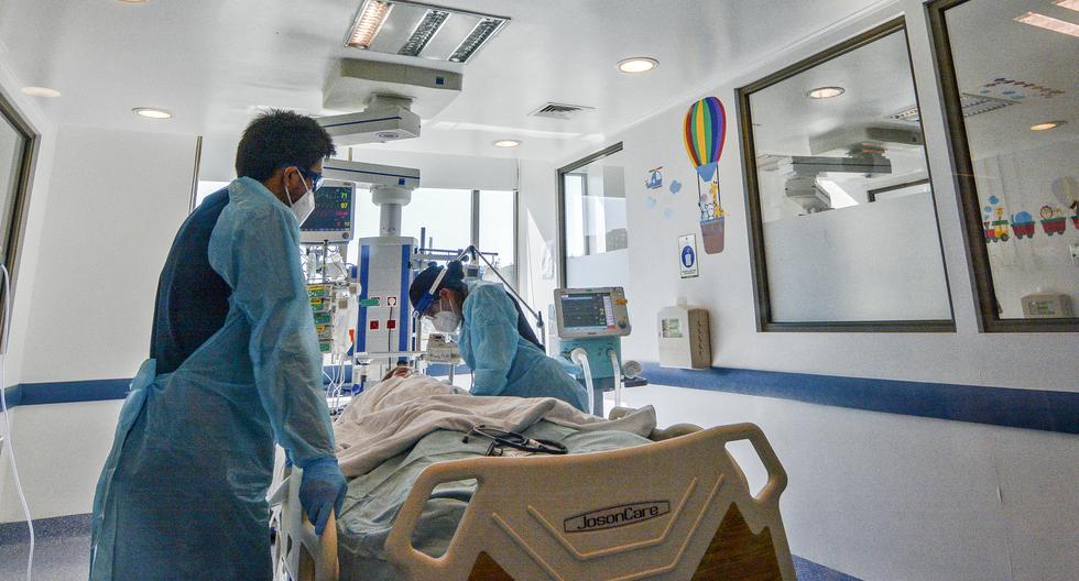 Una enfermera revisa la intubación de un paciente infectado con COVID-19 en la Unidad de Cuidados Intensivos (UCI) del Hospital Guillermo Grant Benavente en Concepción, Chile, el 12 de abril de 2021. (GUILLERMO SALGADO / AFP).