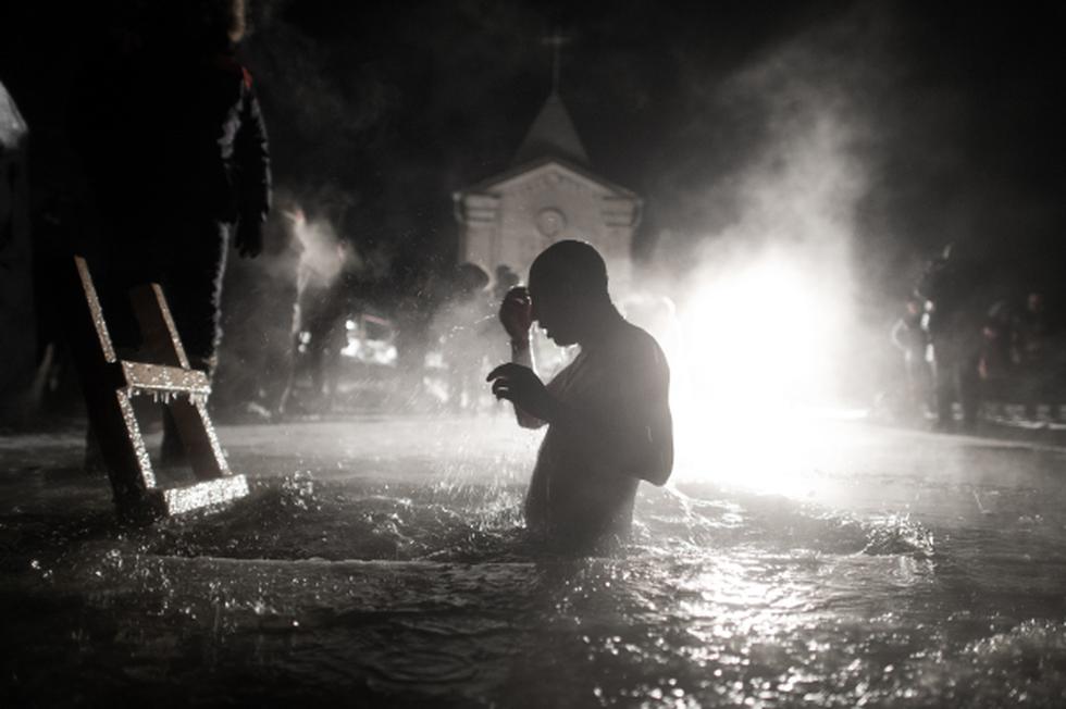 Rusos celebraron la Epifanía con baños en agua helada (FOTOS)