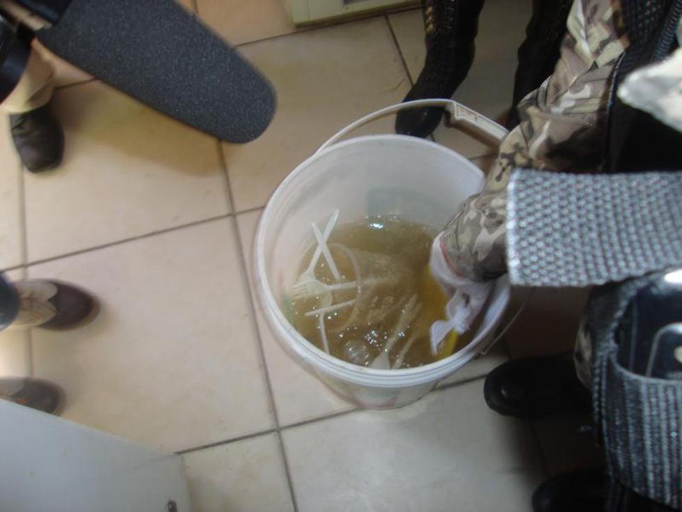 Incautan utensilios y comida en mal estado en planteles (FOTOS)