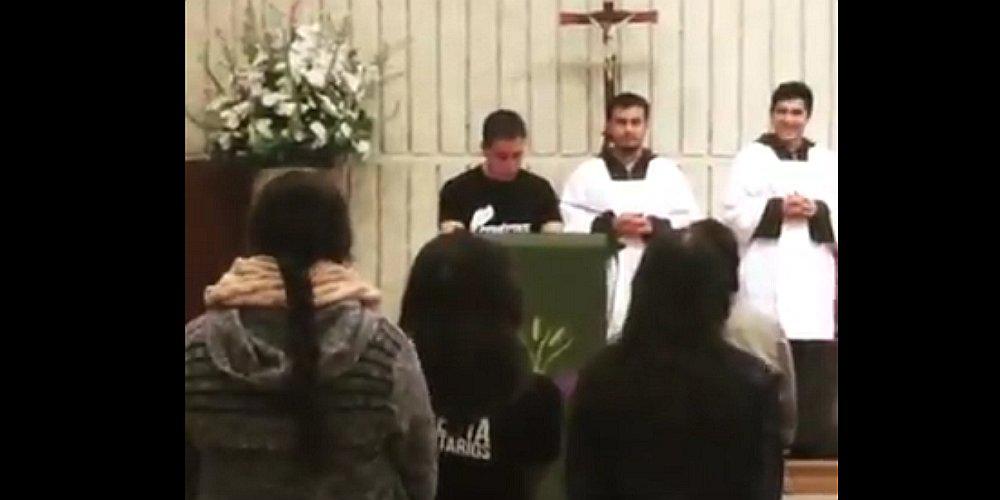 Hincha sorprende en plena misa al rezar para que selección peruana clasifique al Mundial (VIDEO) 