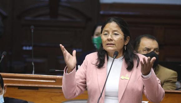 La congresista Isabel Cortez presentó la iniciativa para estandarizar los sueldos de los altos funcionarios del Estado. (Congreso)