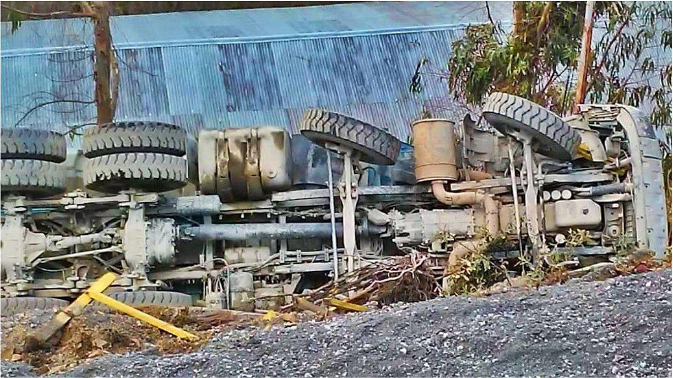 Volquete se despista y deja un muerto