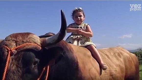 VIDEO: ​Niña con mal neurológico es la mejor amiga de un toro