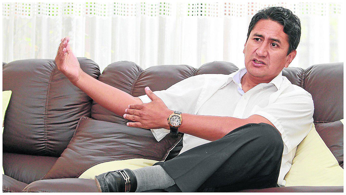 Expresidente regional sobre alcalde: "Es un cadáver político y deben embalsamarlo" 