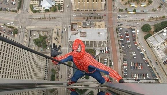 Hombre que intentaba tomarse selfie como Spiderman cae de azotea 