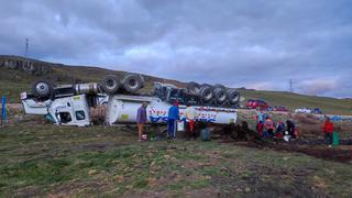 Cisterna vuelca y población recoge combustible con baldes en Huancavelica