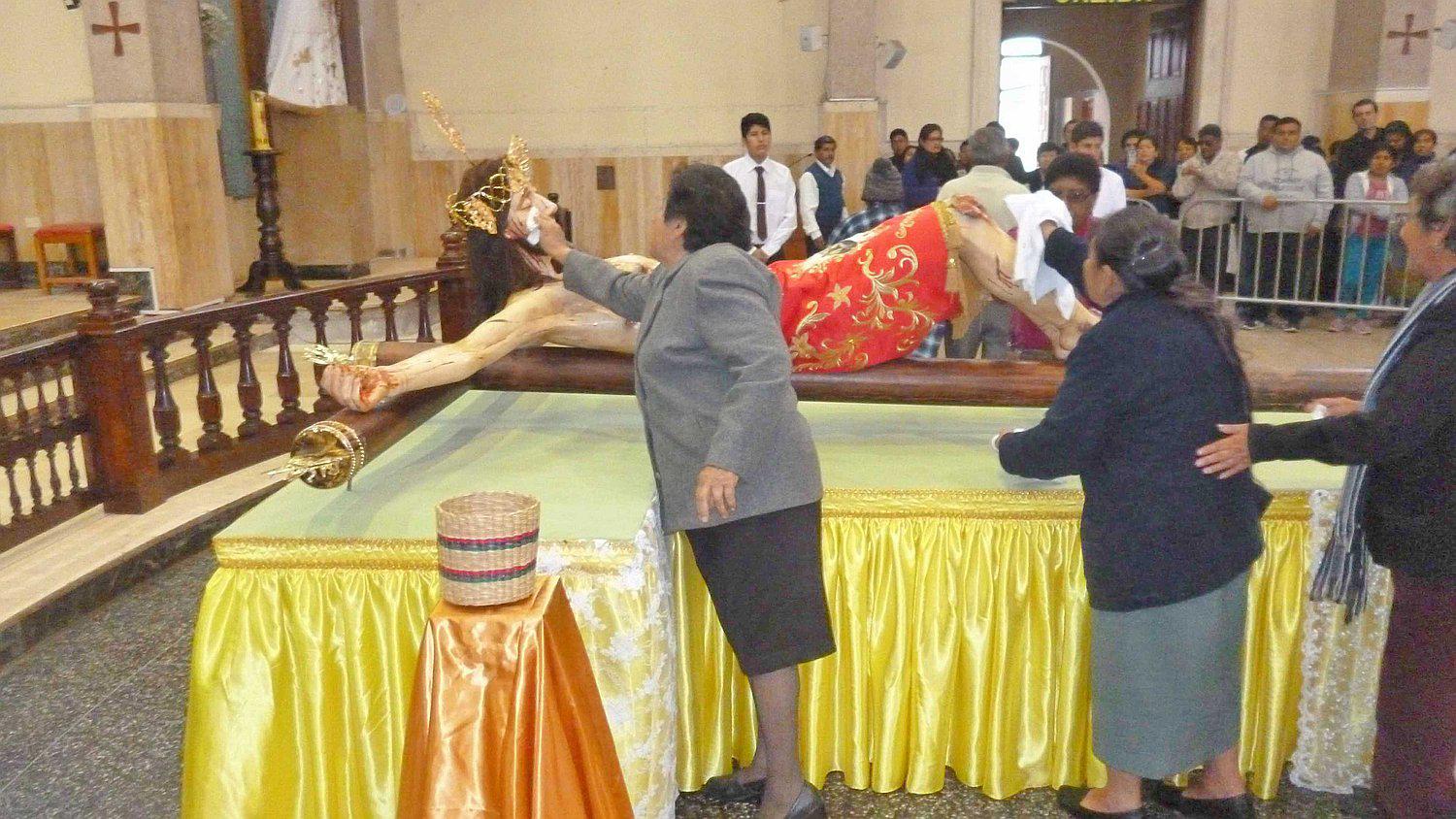 Chinchanos presencian ‘Bajada del Señor Crucificado’