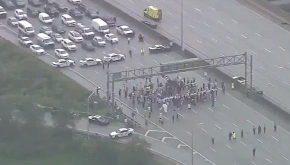 Autopista Palmetto Expressway fue cerrada en ambas direcciones, entre la calle Coral Way y la Calle Ocho, este martes cuando un grupo de manifestantes tomó la vía pública en solidaridad con el pueblo de Cuba. (Foto: captura de pantalla | Twitter)