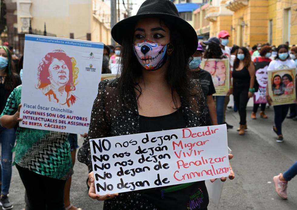 Las mujeres marchan en Tegucigalpa el 25 de enero de 2021 para protestar contra el Congreso que fortalece la prohibición del aborto ordenada constitucionalmente y contra los asesinatos por violencia masculina. (Foto: Orlando SIERRA / AFP)