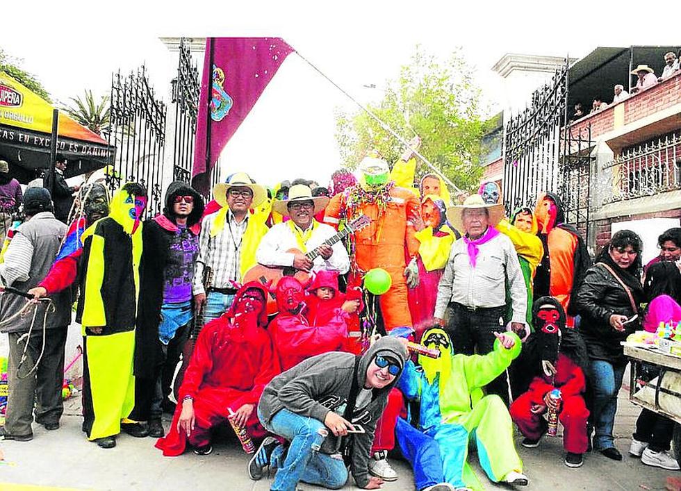 99 años se hace el entierro del Ño Carnavalón en Sachaca