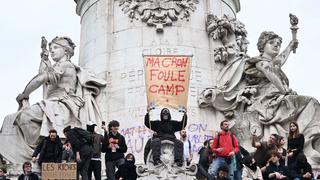 Miles de franceses protestan contra Macron tras su polémica reforma de pensiones