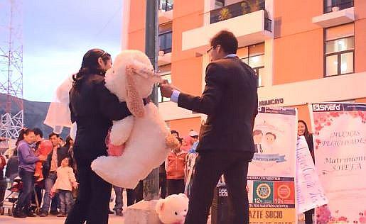 San Valentín: Joven decidió declarar su amor y encontró ayuda en quien menos esperaba (VIDEO)