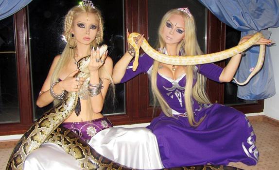 Video: 'Barbie Humana' encontró a su 'hermana gemela'