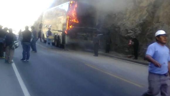 Bus inteprovincial que venía de Lima se incendia en la Variante de Uchumayo