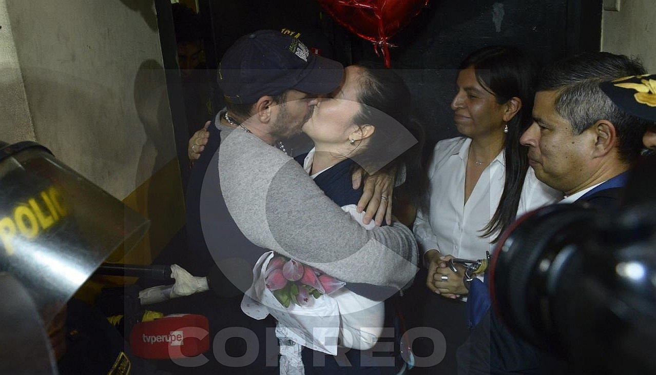 Así fue recibida Keiko Fujimori por su esposo Mark Vito Villanela tras ser excarcelada (VIDEO y FOTOS)