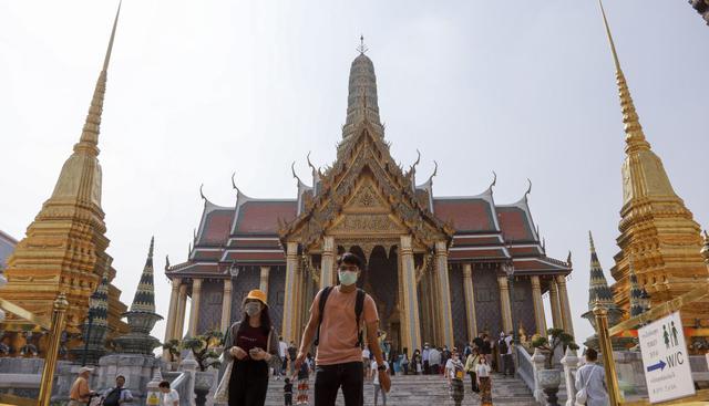 Las entradas casi vacías en el Gran Palacio Real de Bangkok muestran el brusco descenso de la llegada de viajeros chinos a Tailandia, el principal receptor de turistas del gigante asiático en el mundo, debido al nuevo coronavirus. (EFE).