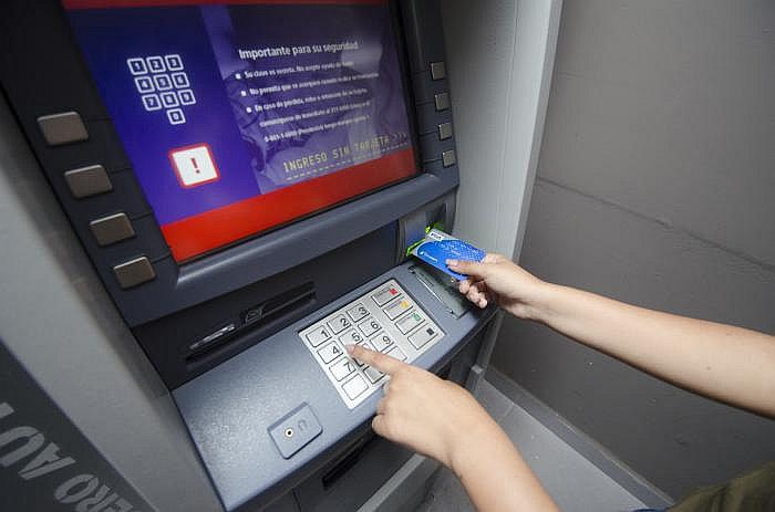 Nueva modalidad de robo en cajeros automáticos: delincuentes colocan reglas de 20cm en dispensadores  