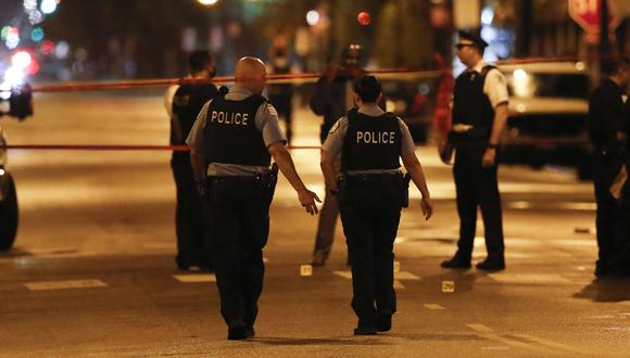 En esta imagen de archivo se ve a agentes de la policía de Chicago que investigan la escena de un tiroteo en Chicago, Illinois,. (Foto: KAMIL KRZACZYNSKI / AFP)