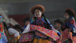 Bordados a mano, un arte que acompaña al huaylarsh y agoniza en Huancayo