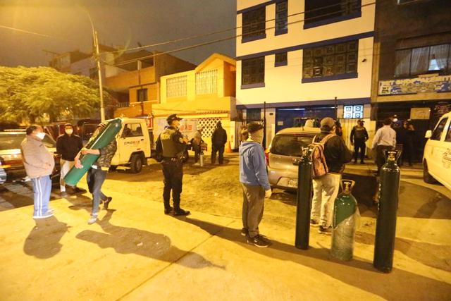 Una gran cantidad de personas llegó esta noche al local ‘CrioGas’, situado en la cuadra 6 de la Av. Alfredo Palacios, en el Callao, para recargar sus balones con oxígeno medicinal. (Foto: Manuel Melgar/GEC)