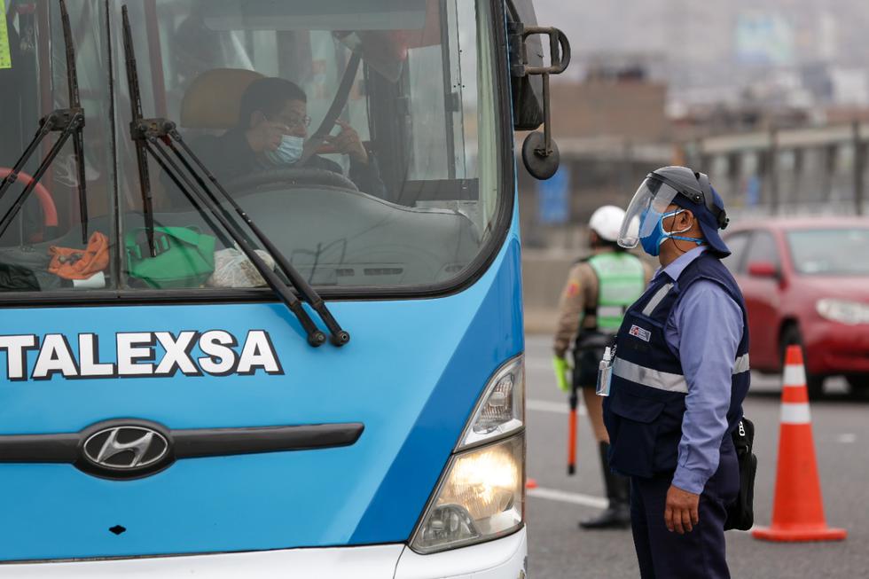 La ATU supervisa el transporte público en el paradero de Puente Nuevo para constatar que pasajeros usen protectores faciales. Fotos: Fernando Sangama / @photo.gec