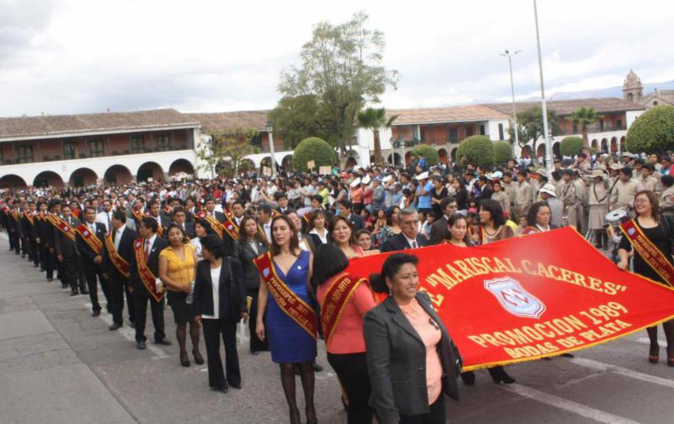 Ex alumnos desfilaron con orgullo mariscalino