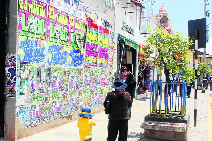 Afiches y anuncios empapelan las calles de Huancayo