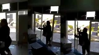 Ataque de furia: mujer destruyó el registro civil porque no atendían un trámite para su madre (VIDEO)