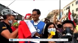 “'Mano', besa la bandera”: Pedido en vivo de peruano a corresponsal que informaba sobre crisis política (VIDEO)